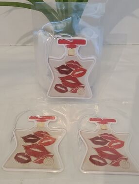 Fragrant Bottle Lip Print Hanging Air Freshener - Red